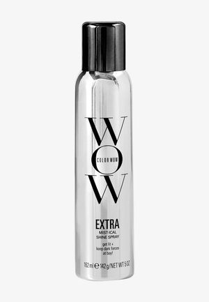 Metaliczna srebrna butelka spray z czarną nakrętką. Pogrubiony czarny tekst głosi "WOW COLOR WOW EXTRA MIST-ICAL SHINE SPRAY" oraz szczegóły produktu poniżej.