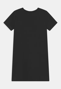 Czarna sukienka t-shirtowa z krótkimi rękawami, okrągłym dekoltem i prostym dołem. Wykonana z gładkiego materiału, z prostym, jednokolorowym wzorem.