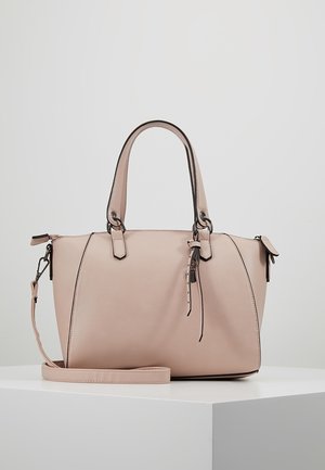 Jasnoróżowa skórzana torebka z podwójnymi górnymi uchwytami, odpinanym paskiem na ramię i detalem zamka błyskawicznego na białym piedestale.