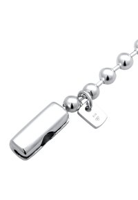 Silverfärgad armband med rundade pärlor och ett slätt rektangulärt lås med en tagg märkt 925, vilket indikerar sterling silver.