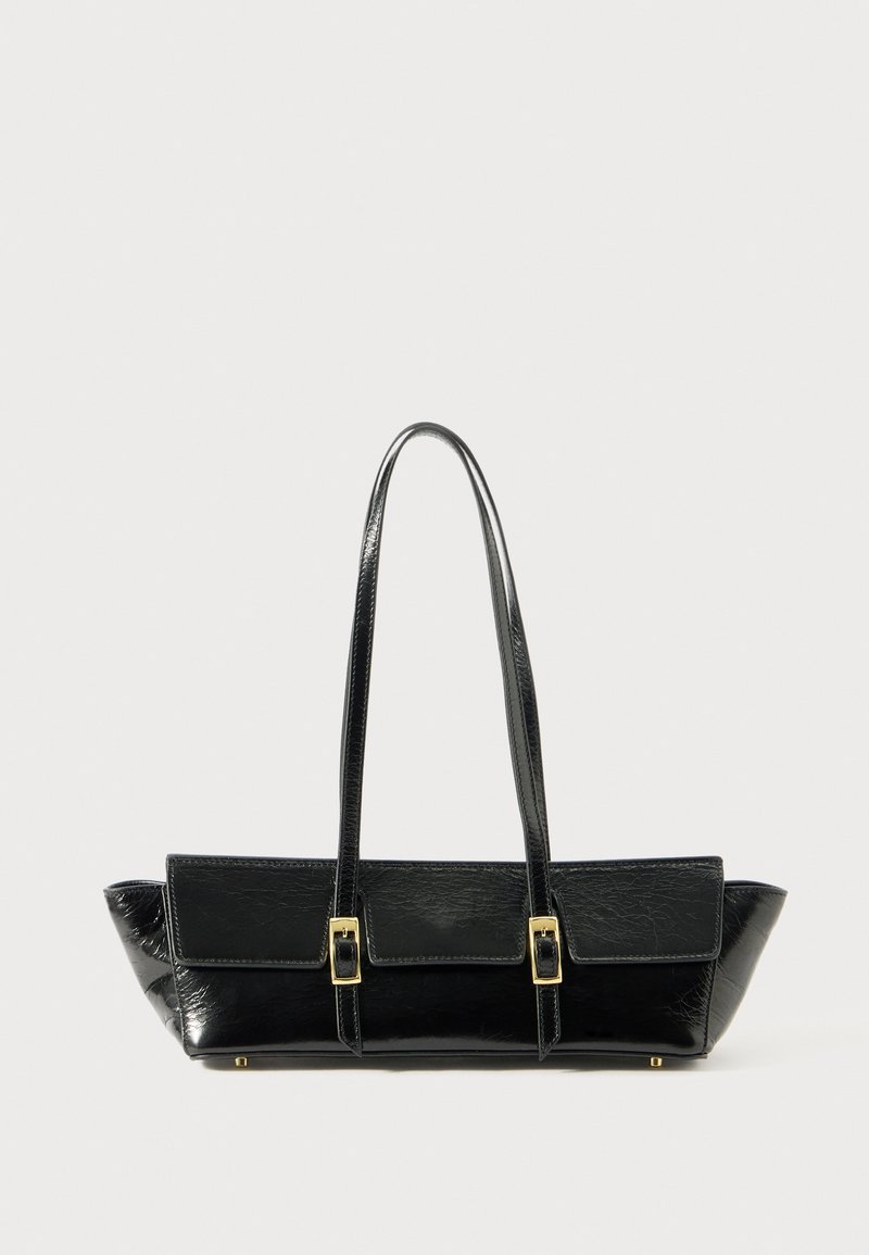 Schwarze Lederhandtasche in rechteckiger Form, mit zwei langen Griffen und goldfarbigen Schnallenakzenten auf der Vorderklappe. Texturierte Oberfläche.