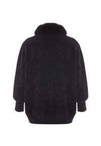 Černý oversized svetr s jemnou texturou, který má kožíškový límec, široká ramena a žebrované manžety. Minimalistický, bezšvový design.