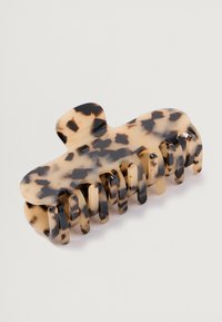 Glaistytos plastiko kirpimo nagos su širmelių raštu, su apvaliu viršumi ir keliais gniaužiančiais dantukais tvirtam sukibimui.