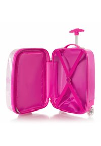 Valigia rigida rosa con un coperchio trasparente che presenta motivi floreali. L'interno è completamente foderato in tessuto rosa, include cinghie incrociate e ruote.