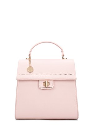 Gestructureerde roze leren handtas met een bovenhandvat, gouden hardware en een charmmaken. Heeft decoratieve stiksels en een magnetische drukknoopsluiting.
