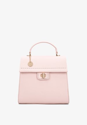 Strukturierte pinkfarbene Lederhandtasche mit einem oberen Griff, goldenen Beschlägen und einem Anhänger. Verfügt über dekorative Nähte und einen Magnetverschluss.