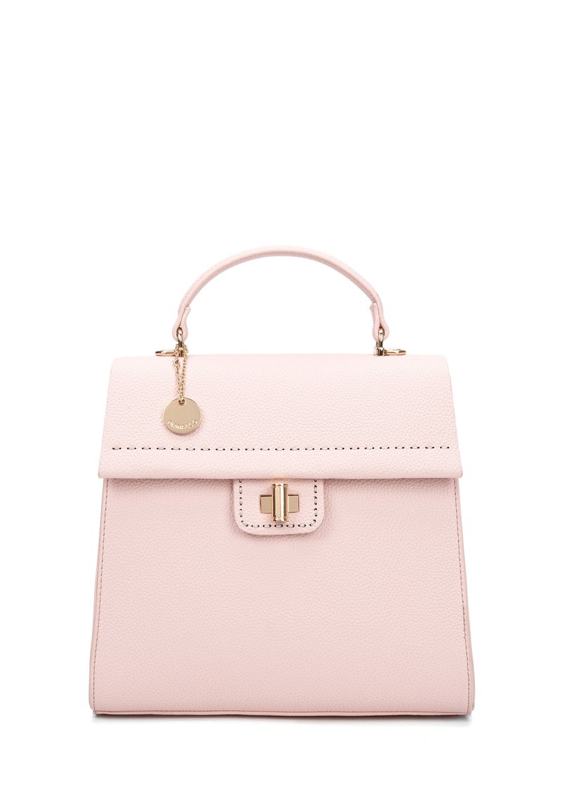 Gestructureerde roze leren handtas met een bovenhandvat, gouden hardware en een charmmaken. Heeft decoratieve stiksels en een magnetische drukknoopsluiting.