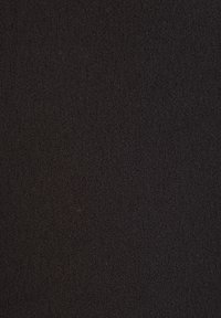 Schwarzer Strickstoff mit einer weichen, strukturierten Oberfläche. Das Material ist einheitlich und besitzt einen leichten Stretch, der für verschiedene Anwendungen geeignet ist.