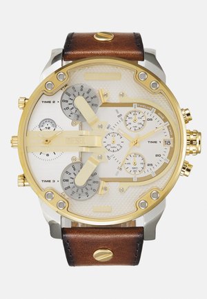 Orologio da polso grande con cassa in acciaio inossidabile placcato oro, quadrante bianco, tre sottodial e cinturino in pelle marrone con dettagli metallici.