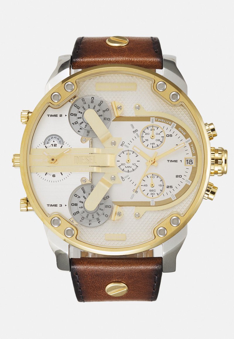 Große Armbanduhr mit einem Gehäuse aus goldfarbenem Edelstahl, weißem Zifferblatt, drei Hilfszifferblättern und einem braunen Lederarmband mit Metallelementen.