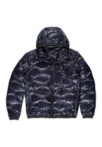Giacca imbottita blu navy con cappuccio, caratterizzata da una texture trapuntata, zip anteriore e tasche. Accentuata da dettagli neri e un patch con logo sulla spalla.