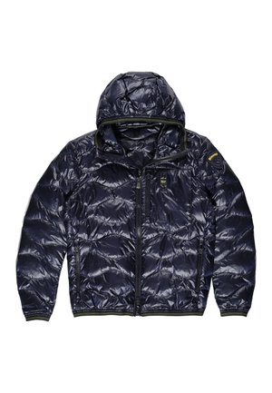 Giacca imbottita blu navy con cappuccio, caratterizzata da una texture trapuntata, zip anteriore e tasche. Accentuata da dettagli neri e un patch con logo sulla spalla.