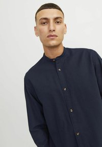 Jack & Jones JJESUMMER BAND LINEN MIX SHIRT - Majica - navy blazer