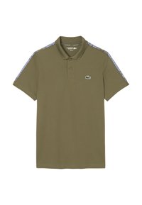 Polo verde oliva con maniche corte, colletto a due bottoni e logo Lacoste. Presenta dettagli a motivi blu e bianchi sulle spalle.