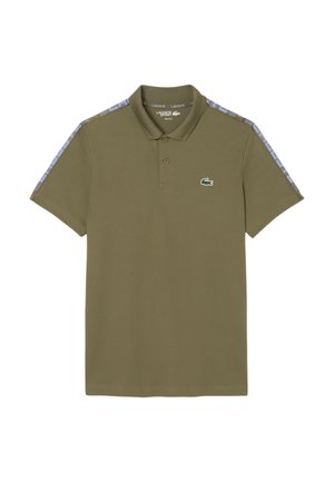 Olijfgroene polo shirt met korte mouwen, twee-knopen knoopsluiting en Lacoste-logo. Kenmerkt zich door een patroon met blauwe en witte accenten op de schouders.