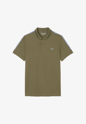 Olivgrön pikétröja med korta ärmar, två-knapps knäppning och Lacoste-logotyp. Har mönstrade blå och vita detaljer på axlarna.