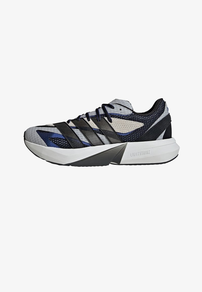 Chaussure de sport pour hommes avec une tige en mesh noir, gris, beige et bleu marine, des rayures noires, une semelle blanche amortissante portant l'inscription "LIGHTSTRIKE" et des lacets noirs.