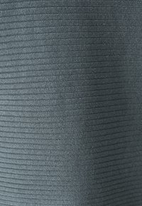 Tissu texturé de couleur bleu sarcelle foncé, présentant de fines rayures horizontales, une surface lisse et un aspect doux et tricoté.