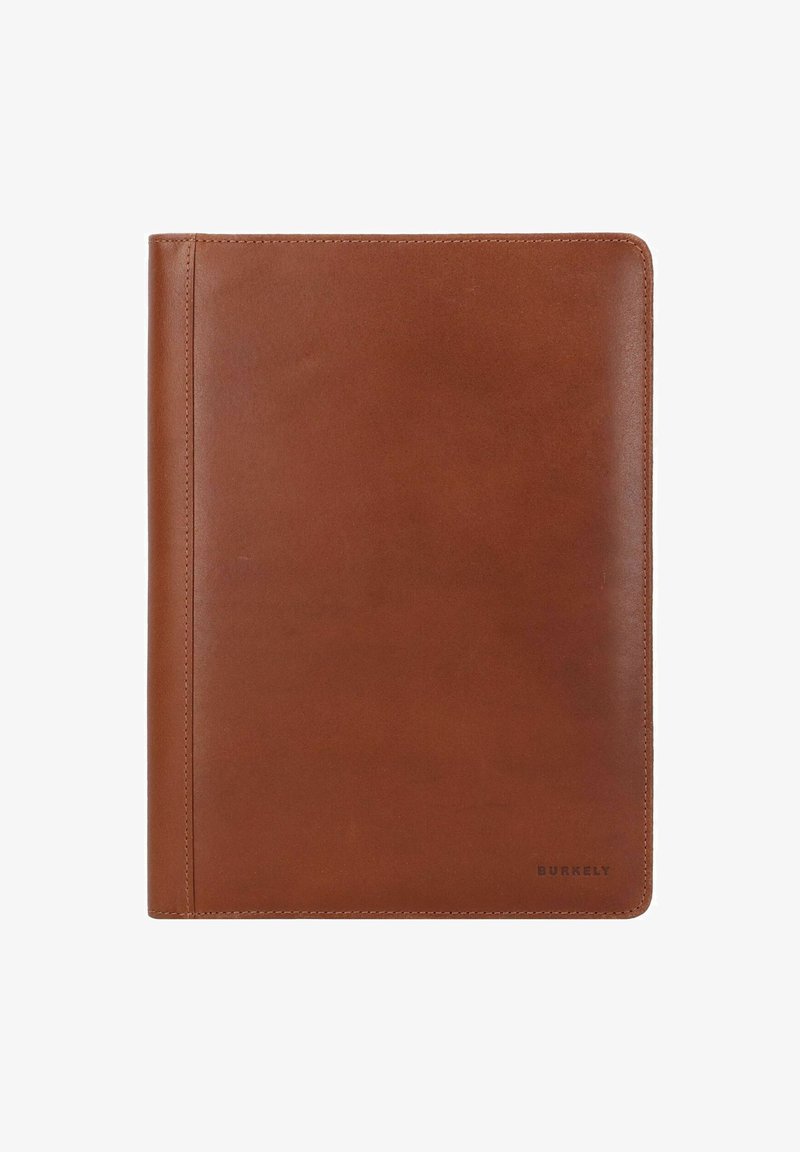 Bruine leren portfolio met een gladde textuur, voorzien van gestikte randen en een gedrukt merkteken in de rechteronderhoek.