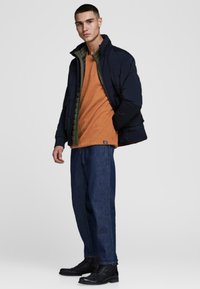 Jack & Jones JJEHILL CREW NECK  - Neule - umber