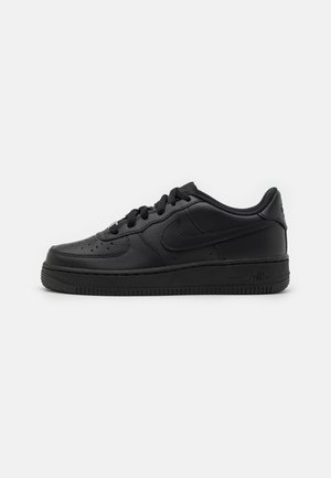 Melnas ādas sneakers ar zemu augstumu, apaļu purngalu, aukliņu aizdari un strukturētu gumijas zoli ar perforācijas detaļām.