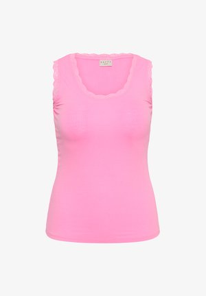 Mouwloos roze geribd dameshempje met kanten biezen rond de ronde halslijn en armsgaten, met het label Kaffe Curve.