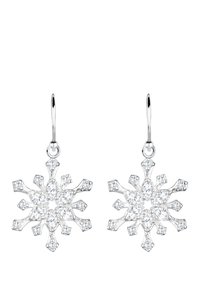 Silver snöflingeörhängen med intrikata detaljer och en central sten, prydda med glittrande klara ädelstenar genom hela designen.