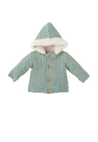 Chaqueta de punto para niños en verde apagado con un patrón de diamantes texturizado, una capucha forrada de piel sintética color blanco roto y cierres de botones de madera.