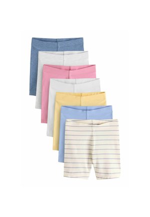 Syv par foldede shorts i blå, hvid, pink, grå, gul, lyseblå og hvid med blå striber, arrangeret oven på hinanden på en hvid baggrund.