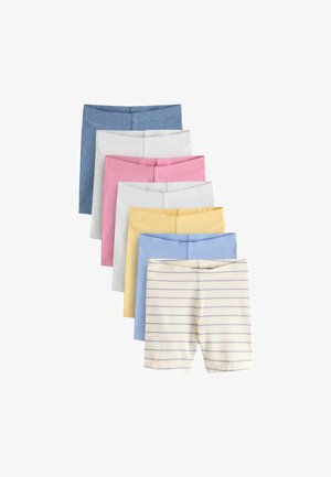 Syv par foldede shorts i blå, hvid, pink, grå, gul, lyseblå og hvid med blå striber, arrangeret oven på hinanden på en hvid baggrund.