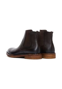 Bruine leren Chelsea-boots met een getextureerd oppervlak, elastische zijkanten en een contrasterende houten hak. Rond design van de neus.