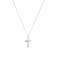 Silversl ät kors hänge på en tunn kedja, med en polerad finish och vertikala räfflor för textur. Enkel och modern design.