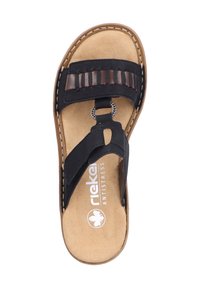 Sandales tongs noires avec un accent à motifs marron, dessus en daim, semelle intérieure rembourrée et détail cousu le long du bord. Marque Rieker Antistress visible.