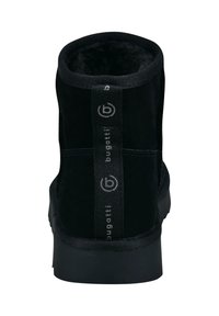 Schwarze Wildleder-Stiefeletten mit einem weichen Futter aus Fell, flacher Sohle, verstärktem Schaft und einer Stoff-Schlaufe mit weißer Logo-Schrift.