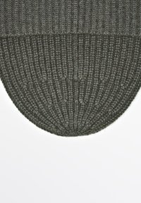 Berretto lavorato a maglia grigio scuro con texture a coste, fondo arrotondato e design senza cuciture. Il materiale appare morbido e spesso.