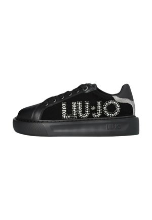 Sneaker nera con suede testurizzato e pelle liscia, con suola piatta, logo in strass e rifiniture argentate sul tallone.