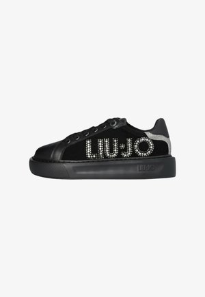 Sneaker nera con suede testurizzato e pelle liscia, con suola piatta, logo in strass e rifiniture argentate sul tallone.