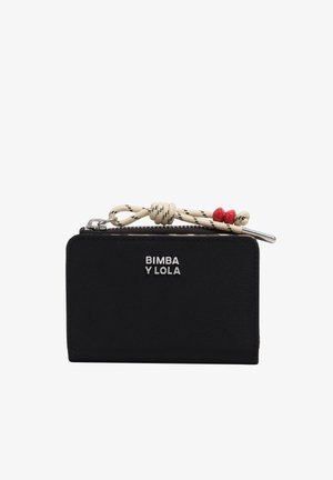Čierna peňaženka Bimba Y Lola so zipsovým uzáverom a béžovým sťahovacím šnúrkou s červenými korálkami a kovovým hrotom.
