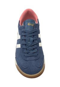 Sneaker in camoscio blu navy con strisce bianche, interno rosa, upper strutturato e suola in gomma. Presenta lacci piatti e linguetta imbottita.