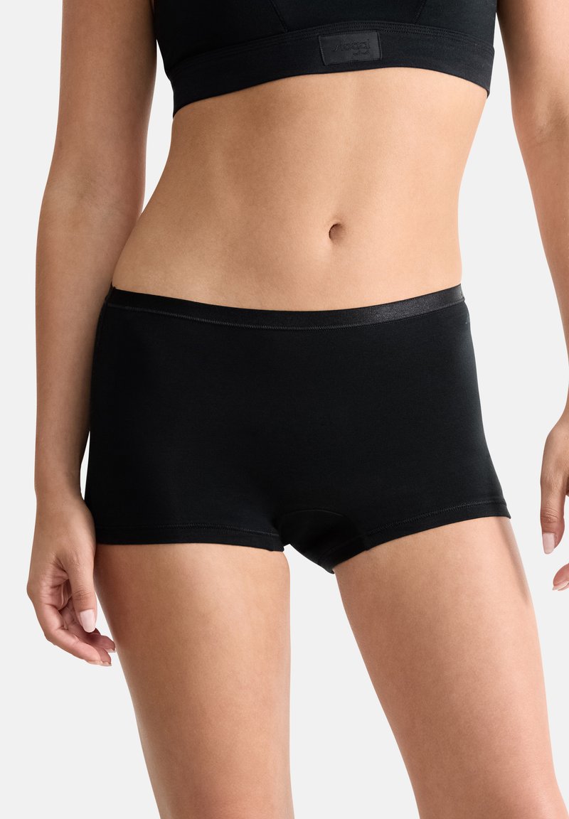 Zwarte katoen boyshorts met een gladde tailleband en een naadloos ontwerp, getoond op een model van de taille naar beneden.