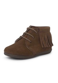 Stivali ankle in suede marrone con punta arrotondata, dotati di chiusura con lacci e frange laterali per un tocco di texture in più. Suola in gomma piatta.