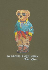 Illustration av en björn som bär solglasögon, en turkos jacka, beige cargo-byxor och orange stövlar, med en röd tröja knuten runt midjan.