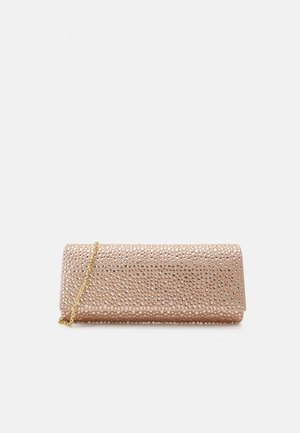 Pochette rectangulaire rose clair recouverte de petits strass brillants et d'une délicate chaîne dorée sur un fond uni.