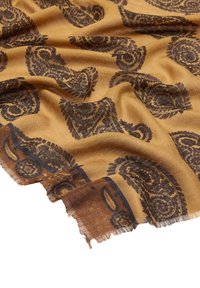 Brązowy i musztardowy szalik z wzorem paisley, z postrzępionymi krawędziami i miękką, tkankową teksturą. Niejednorodny wzór zwiększa atrakcyjność wizualną.