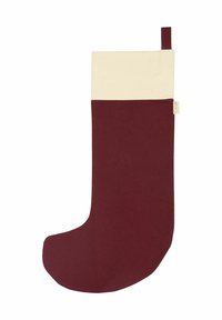 Vínová látková vánoční punčocha s béžovým lemem, obsahující zavěšovací smyčku a štítek. Měkká textura, zaoblená špička a rovný tvar těla.