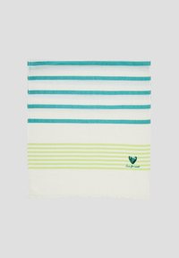 Serviette de plage en coton avec des rayures horizontales en teal et vert. Décorée d'un motif en forme de cœur et du texte "Aime-Toi" en bleu. Bords frangés.