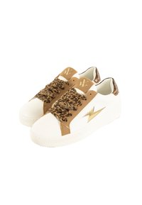 Witte sneakers met bruine suède en veter van dierenprint, voorzien van een gouden sterontwerp en getextureerde bruine accenten op de hiel.
