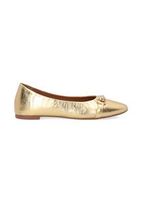 Gouden ballerina met een metallic afwerking, spitse neus en een decoratieve gespsluiter aan de voorkant. Heeft een gladde structuur en een slanke silhouet.