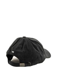 Gorra de béisbol de pana negra con visera curvada, correa ajustable y un pequeño detalle bordado '85' en la parte trasera. Textura suave.