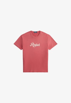 Camiseta roja de manga corta y cuello redondo con texto blanco "Ralph" impreso en el pecho.